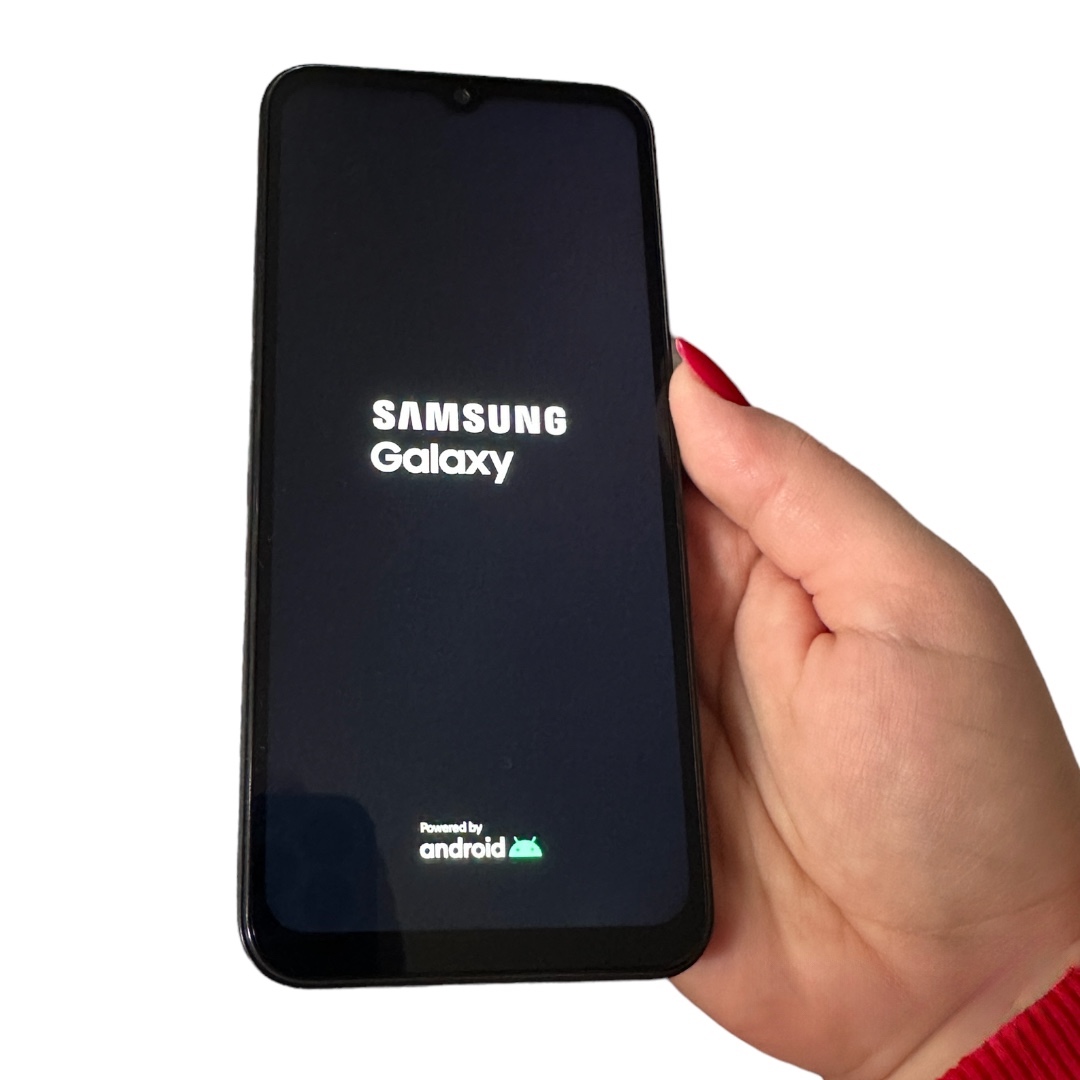 Prodajem nov telefon